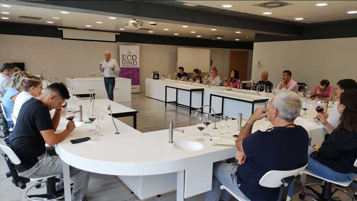 la-cata-de-los-grandes-ecovinos-de-oro-2022-inaugura-el-nuevo-programa-de-la-asociacion-de-sumilleres